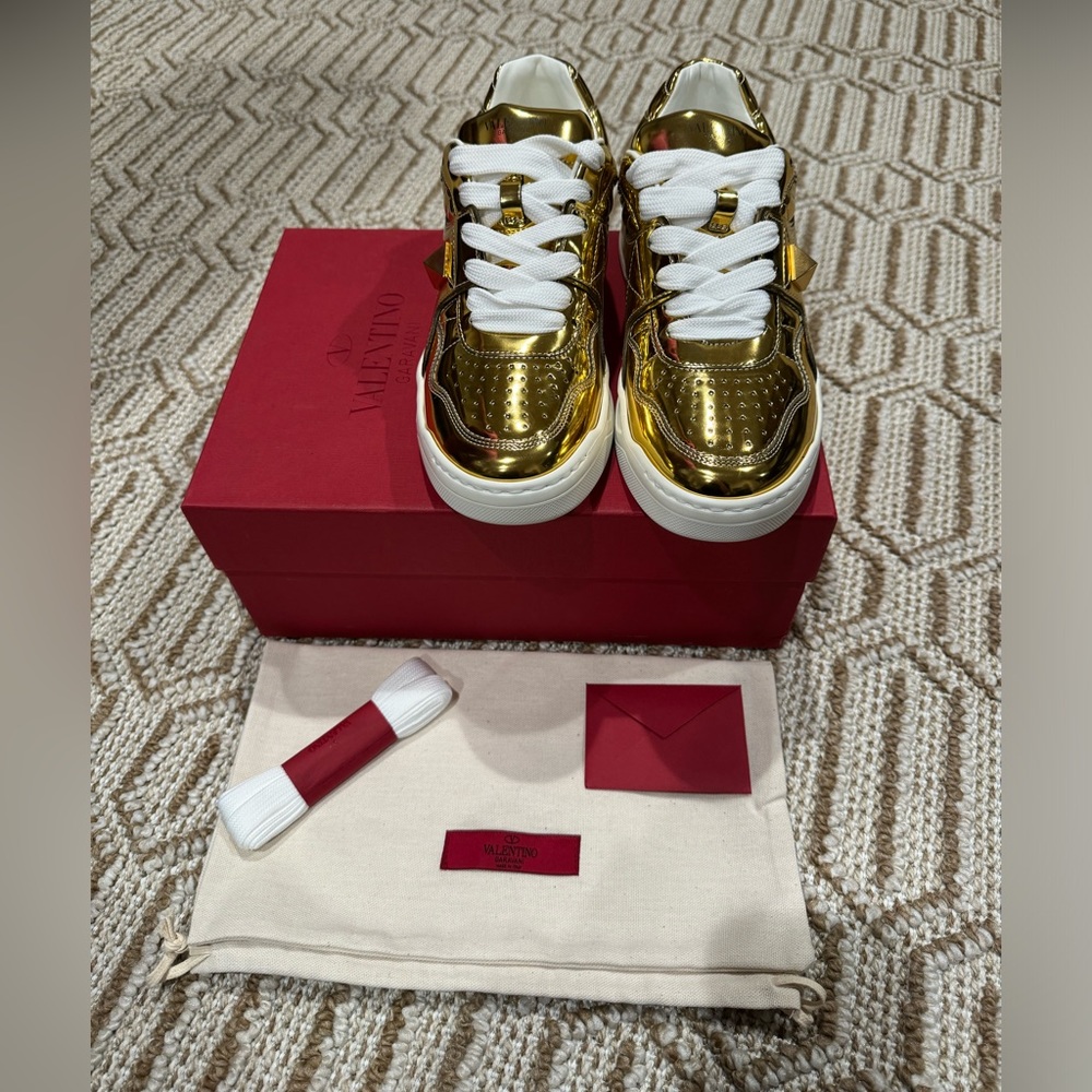 BRAND NEW Valentino Garavani one stud low top sneakers Size 37.5